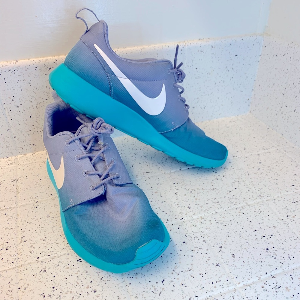 Nike Tennis shoes - Roshe - size 10